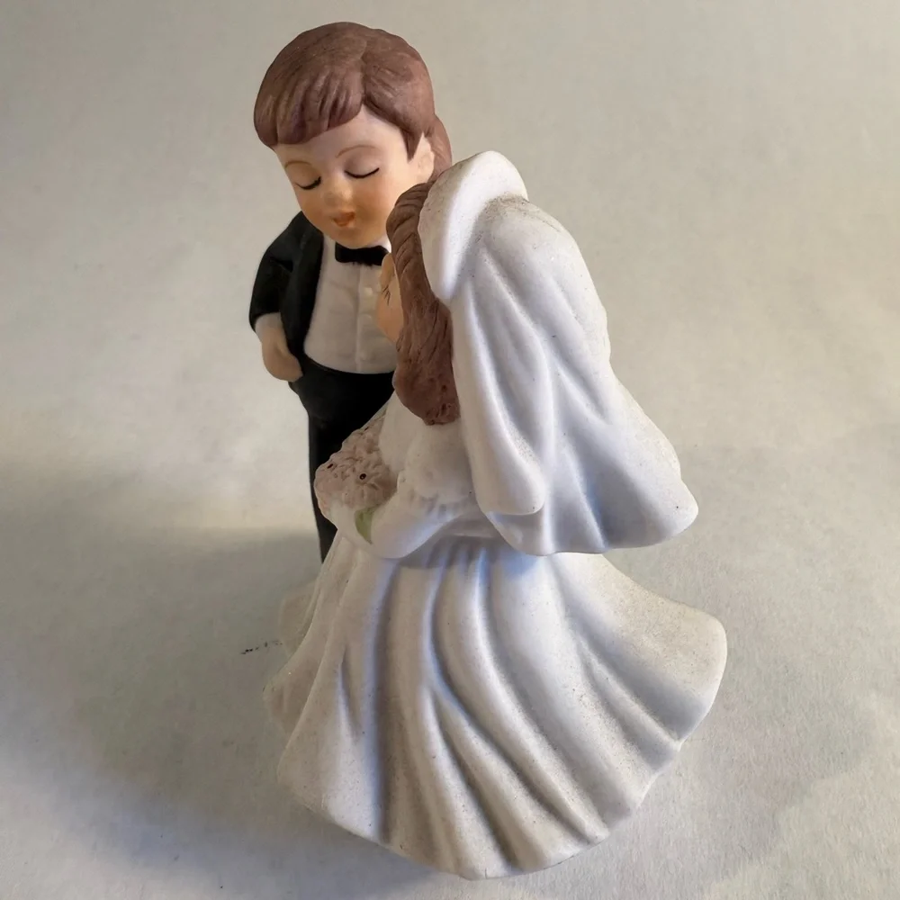 Adorable Bride and Groom Cake Topper NWOT